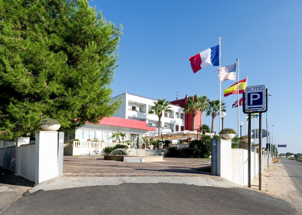 Hotel Mediterraneo Порто Чезарео Екстериор снимка
