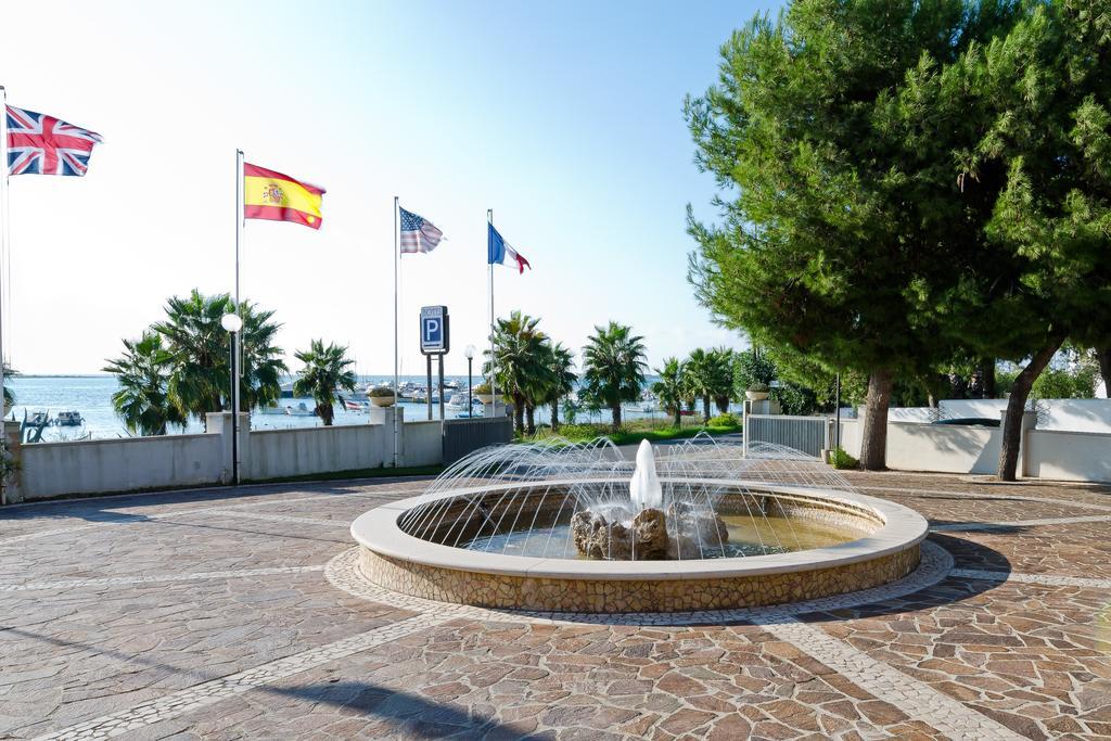 Hotel Mediterraneo Порто Чезарео Екстериор снимка