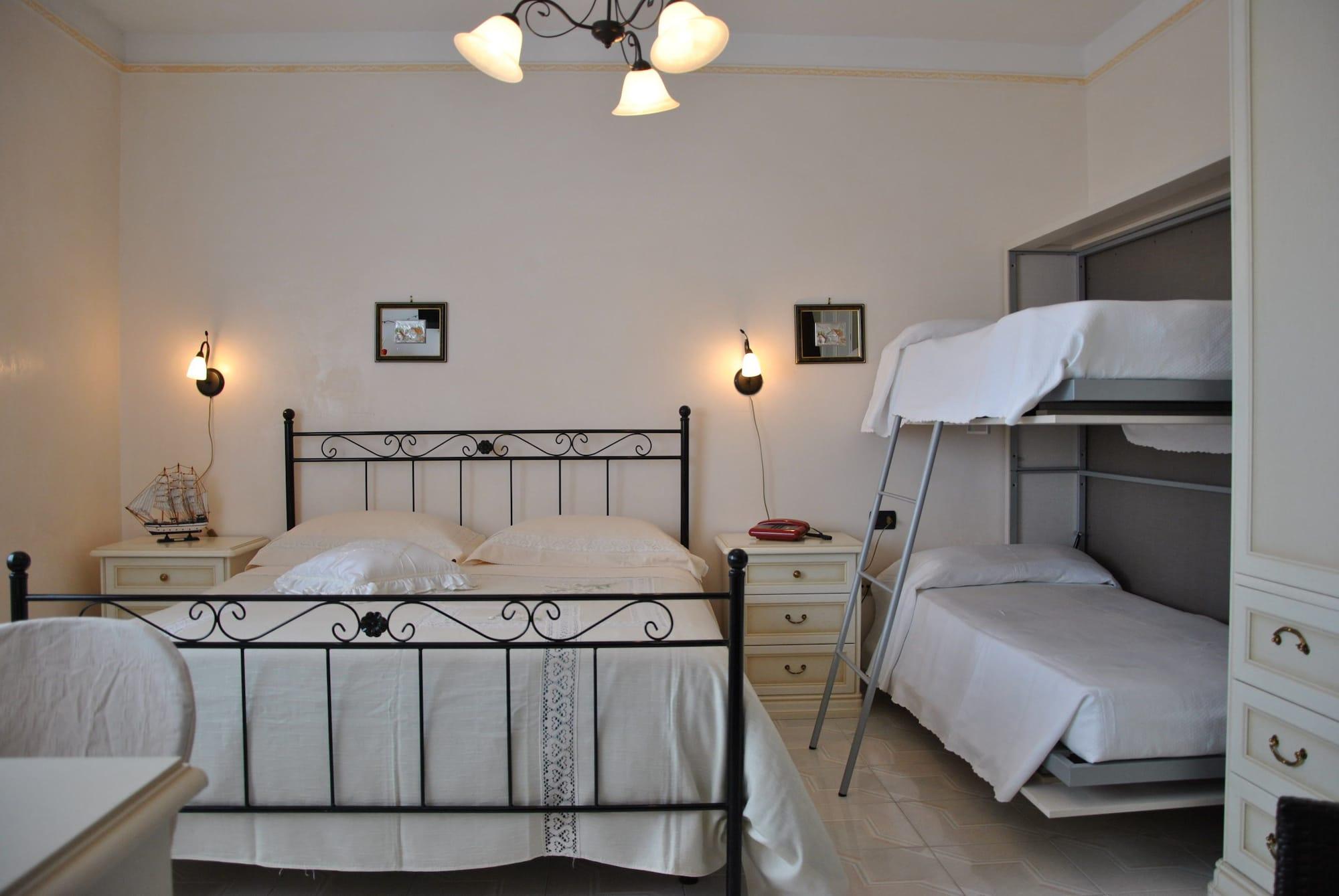 Hotel Mediterraneo Порто Чезарео Екстериор снимка