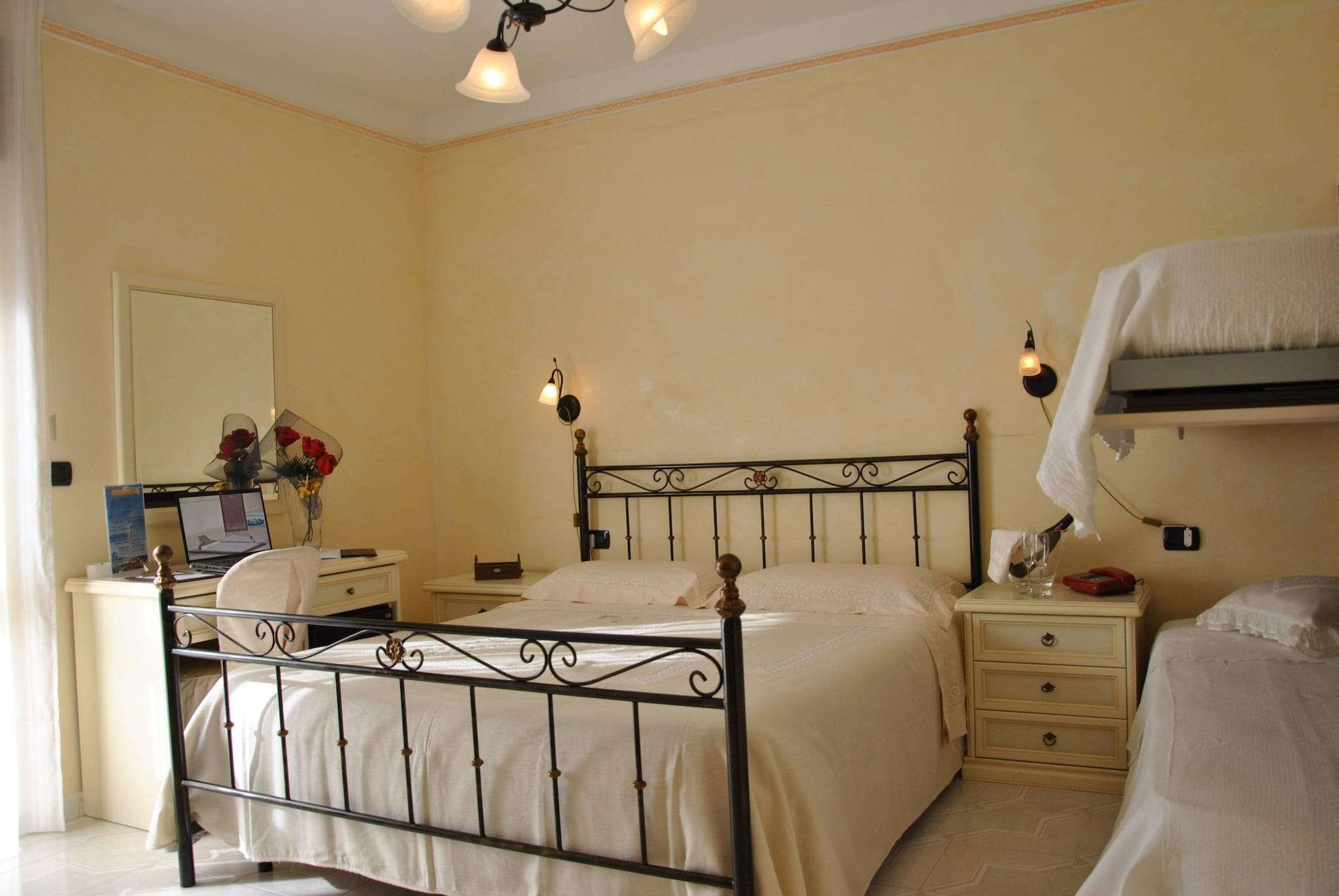Hotel Mediterraneo Порто Чезарео Екстериор снимка
