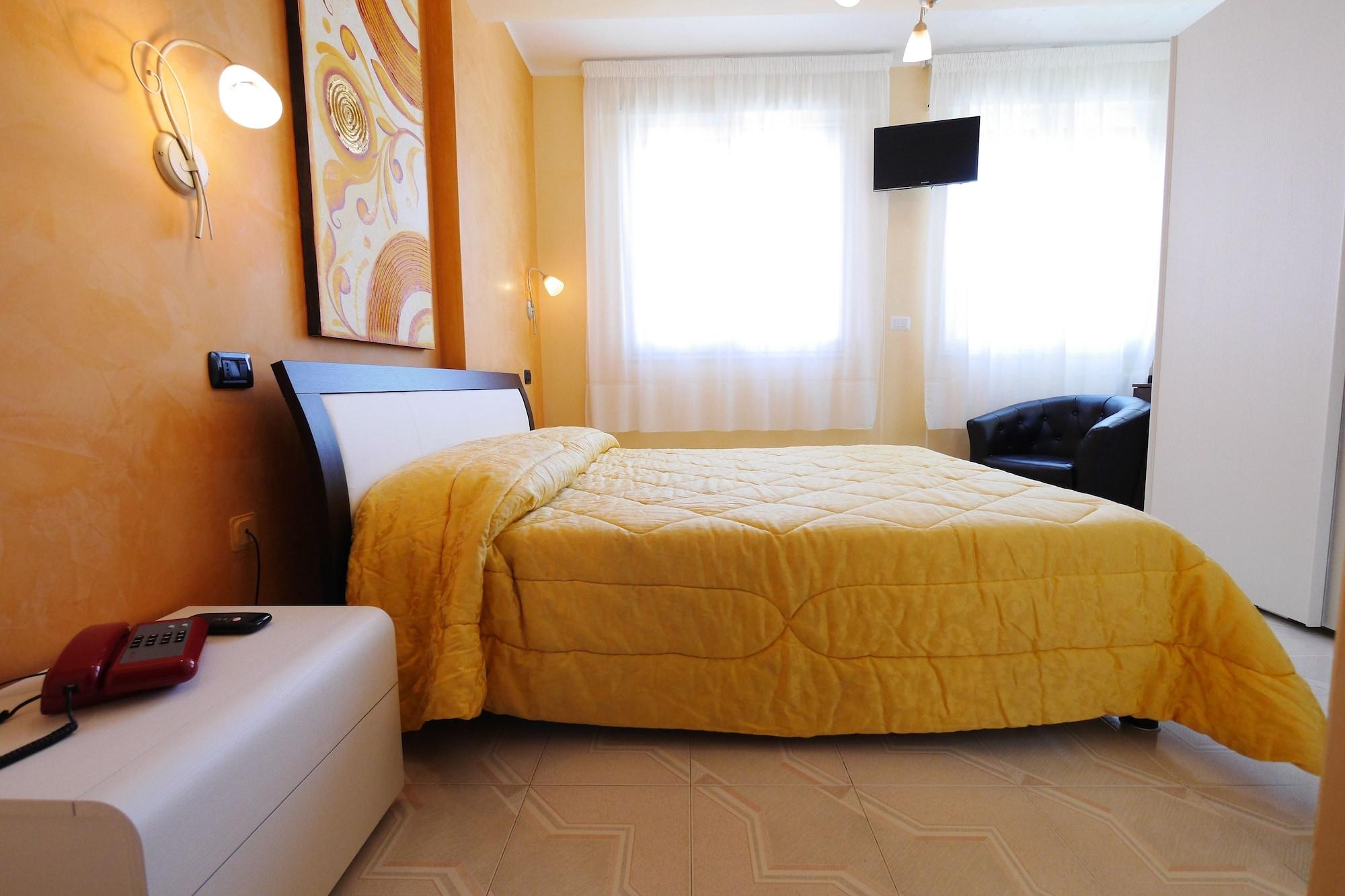 Hotel Mediterraneo Порто Чезарео Екстериор снимка
