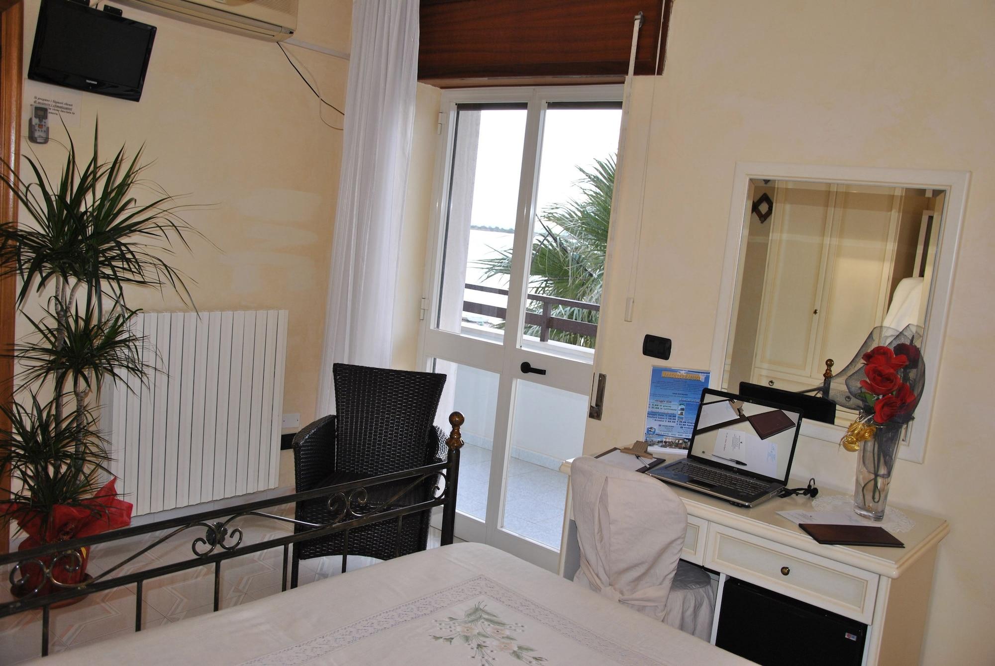 Hotel Mediterraneo Порто Чезарео Екстериор снимка