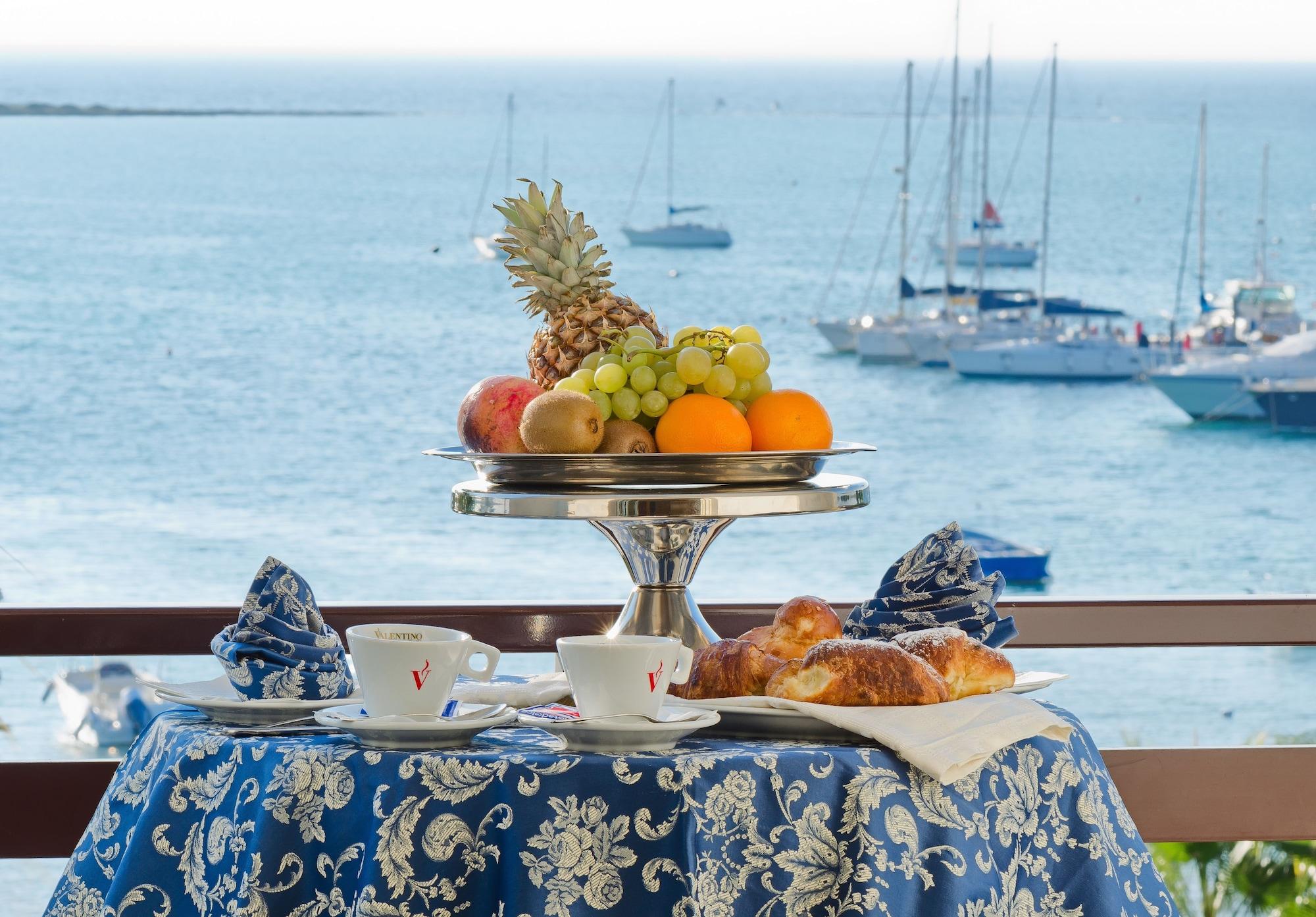 Hotel Mediterraneo Порто Чезарео Екстериор снимка