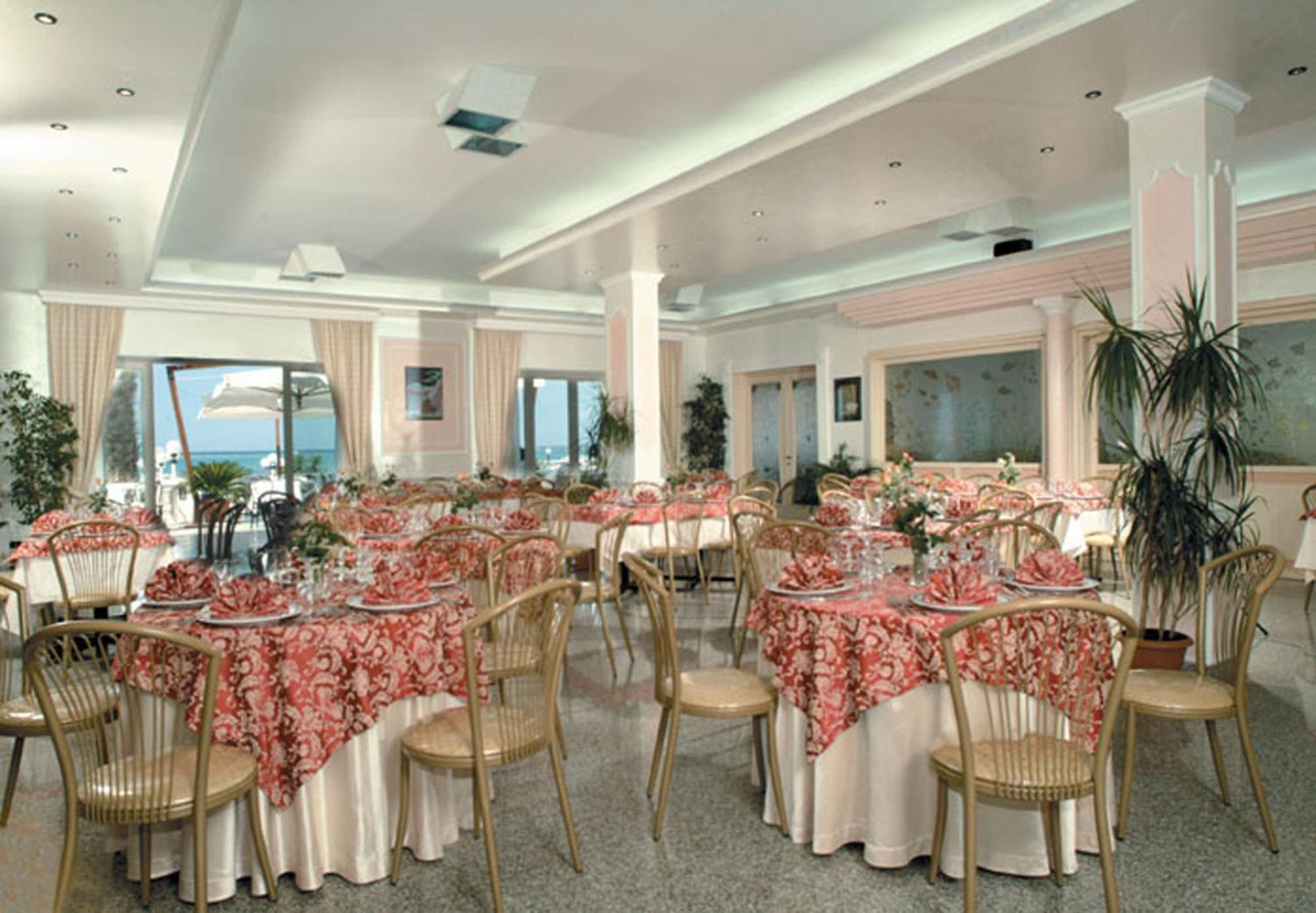 Hotel Mediterraneo Порто Чезарео Екстериор снимка