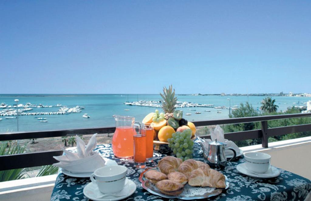 Hotel Mediterraneo Порто Чезарео Екстериор снимка