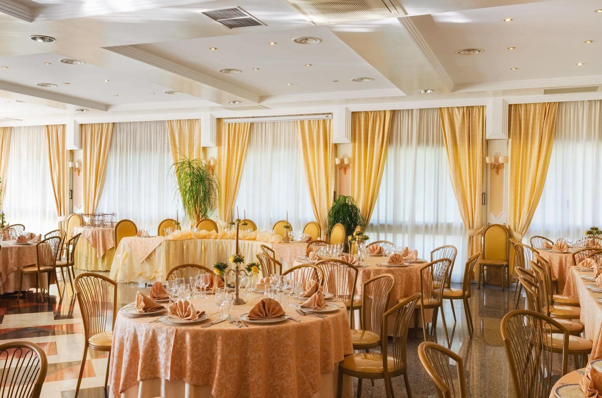 Hotel Mediterraneo Порто Чезарео Екстериор снимка