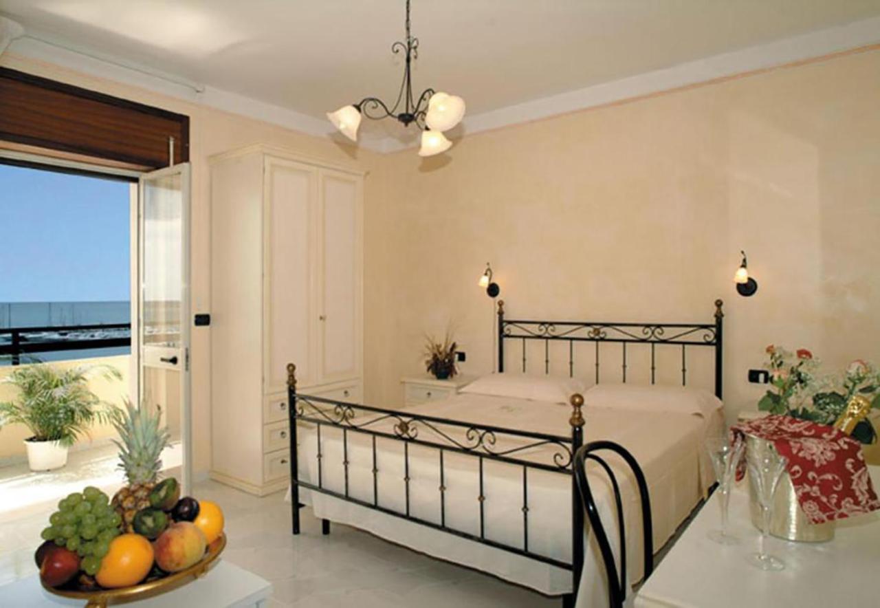 Hotel Mediterraneo Порто Чезарео Екстериор снимка